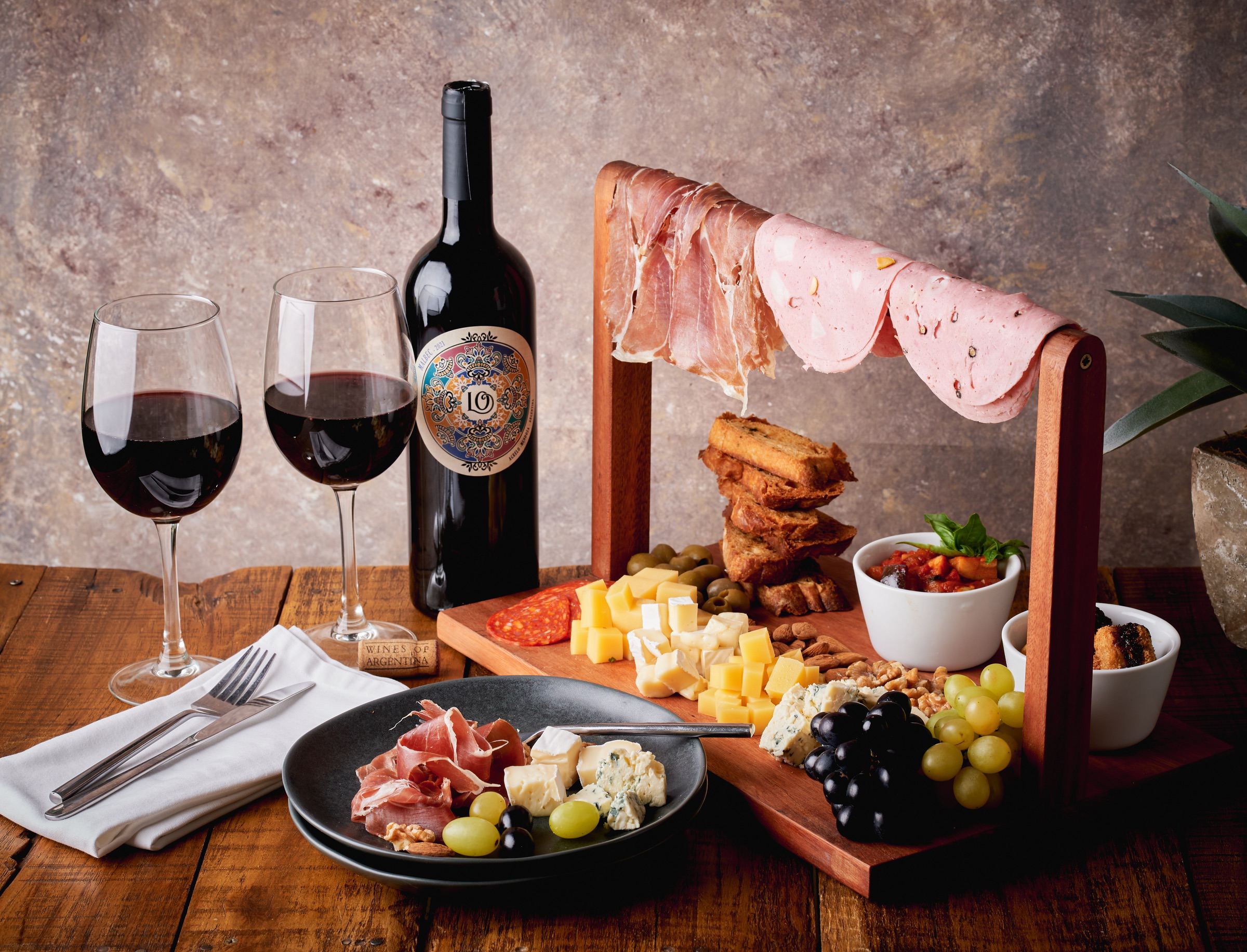 Editorial food styling — charcutería y vino